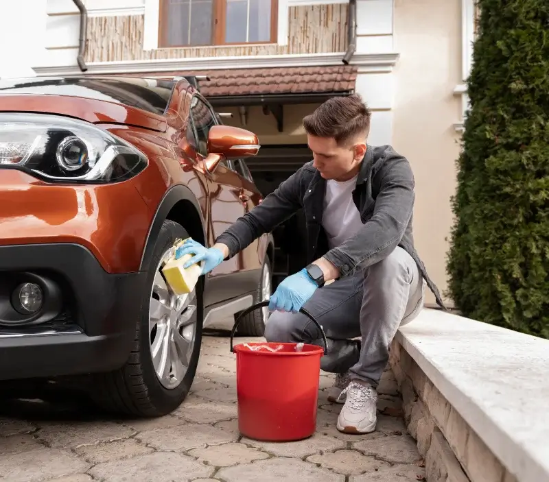 Lavage auto à domicile Chenu : professionnel intervenant sur un véhicule
